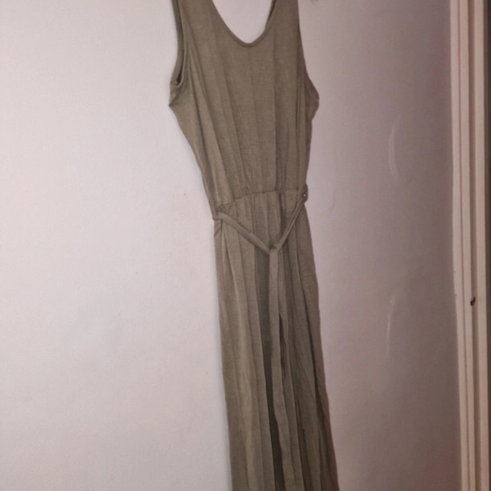 Elegant Sleeveless Maxi Dress in Tan